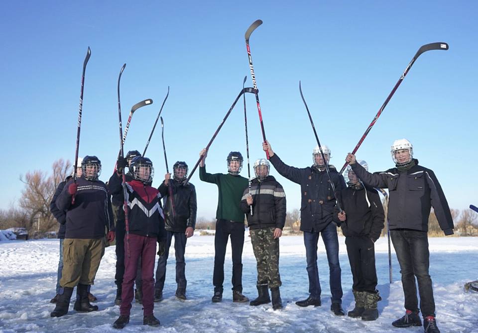 Порошенко подарил детям хоккейные клюшки и каски