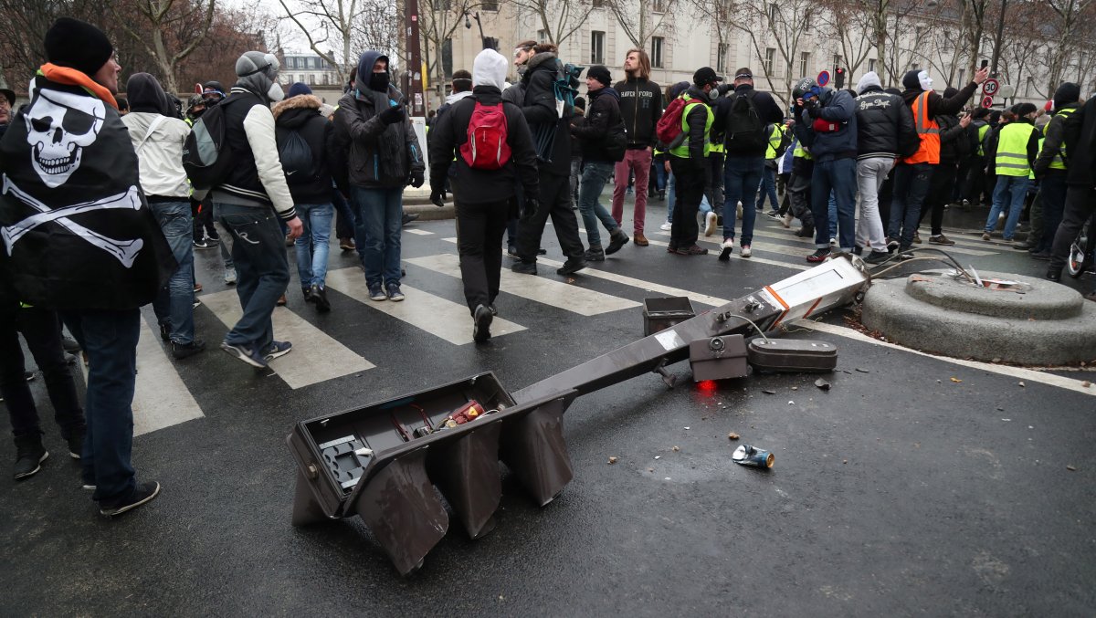 Новые протесты "желтых жилетов" во Франции