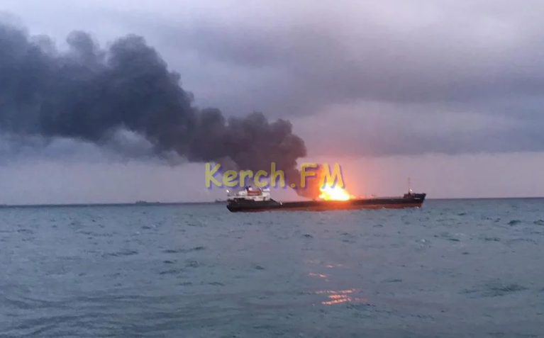 Люди выпрыгивают за борт: в Керченском проливе после взрыва загорелись два судна