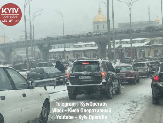 Момент ДТП возле Гаванского моста / Facebook / "Киев Оперативный" Момент ДТП возле Гаванского моста / Facebook / "Киев Оперативный"