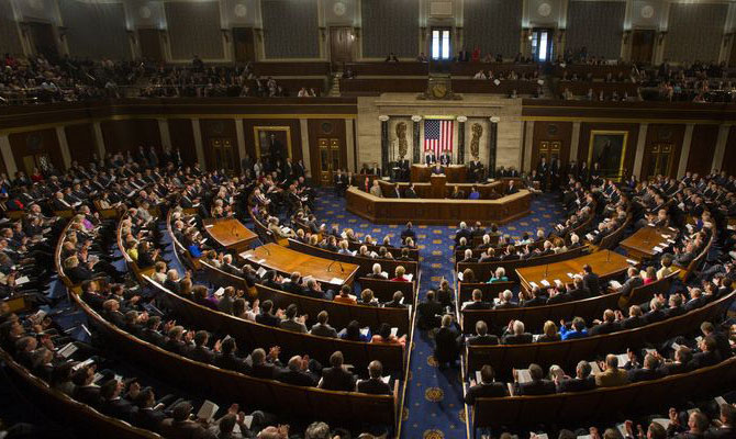 Сенат США "наплевал" на вето Трампа и одобрил помощь Украине