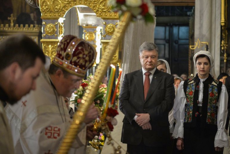 Петр Порошенко с супругой во время богослужения / УНИАН Петр Порошенко с супругой во время богослужения / УНИАН