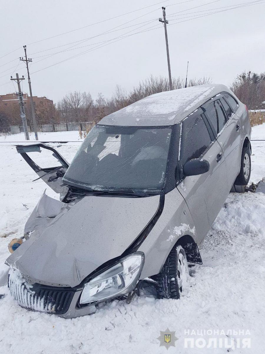 На Полтавщине электричка протаранила авто, есть жертва На Полтавщине электричка протаранила авто, есть жертва