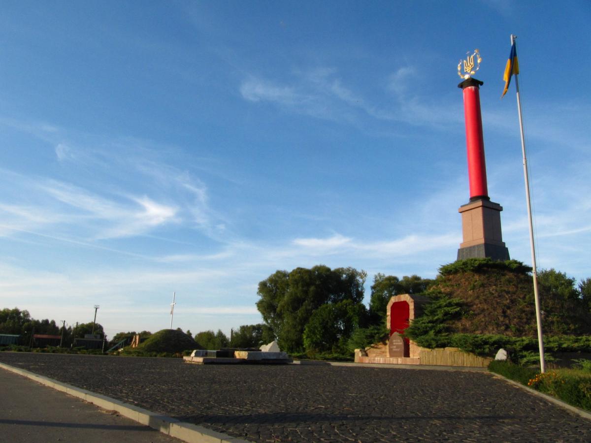 Монумент и символическая могила погибших героев Крут / Wikipedia