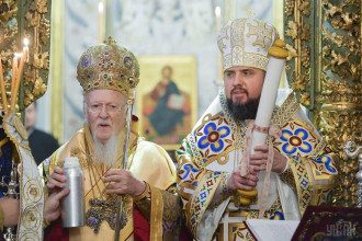 Патриарх Варфоломей вручил томос митрополиту Епифанию / УНИАН