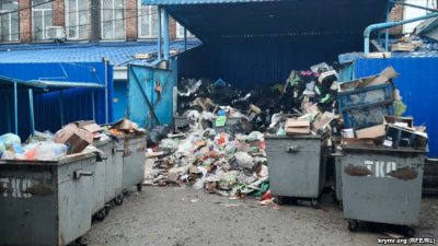В Керчи коммунальщики перестали вывозить мусор