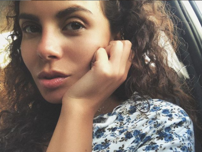 Настя Каменских позировала в легком платье на "Острове Женщин" 