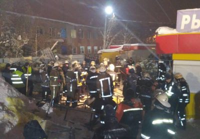 В Харькове упала крыша торгового павильона, есть пострадавшие