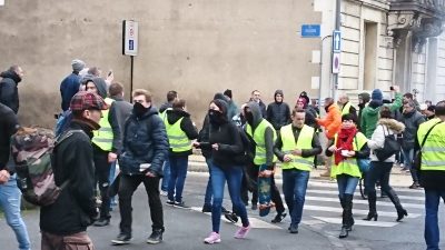 Слезоточивый газ и водяные пушки: во Франции "желтые жилеты" устроили новые беспорядки