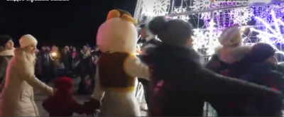 Крымчане водили хоровод вокруг елки / Фото: скриншот из видео Крымчане водили хоровод вокруг елки / Фото: скриншот из видео