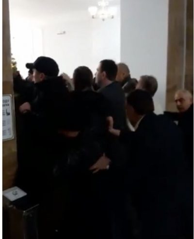 В Киеве сторонники бывшего ректора штурмовали медуниверситет имени Богомольца: опубликованы видео