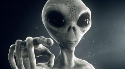 "Межпланетные убийцы":  Мужчина "повесил" на инопланетян труп в своей квартире