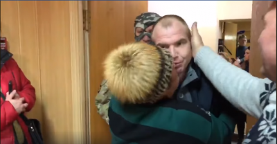 "Я с тобой": мать военнопленного моряка в российском суде обняла сына