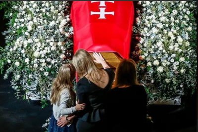 В Польше тысячи людей вышли попрощаться с мэром Гданська: опубликованы фото