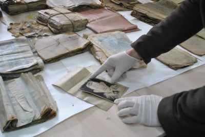 На Прикарпатье откопали бидон с документами и шаржем на Шухевича