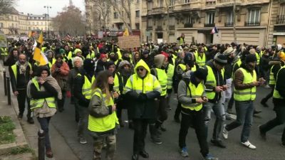 Новые беспорядки во Франции: полиция ударила из водометов по "желтым жилетам"