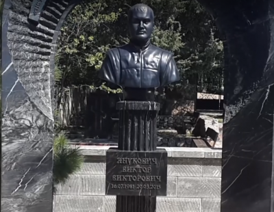 Журналисты выяснили, что в Крыму могилу Виктора Януковича-младшего круглосуточно охраняют