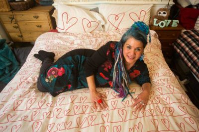 "Сильная и независимая": Британка собралась "выйти замуж" за одеяло