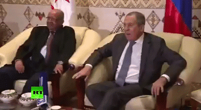 Сергей Лавров "приветствует" микрофон