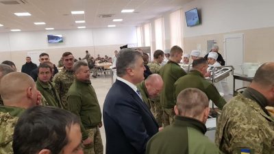 "Сейчас вырвет": в Сети высмеяли поевшего в солдатской столовой Порошенко