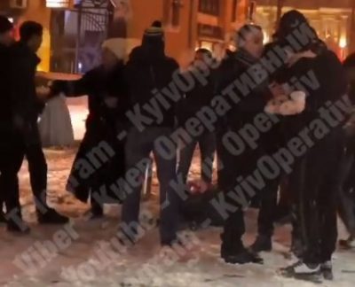 В центре Киева подростки ногами жестоко избили мужчину, появилось видео