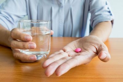 Запивать водой лекарства / АиФ