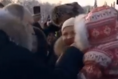 Путин и девочка с матерью / скриншот из видео Путин и девочка с матерью / скриншот из видео