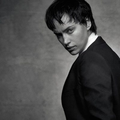 С новой стрижкой в необычном образе: Ирина Шейк снялась в новой фотосессии