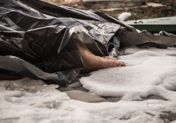 "Я решила нашу проблему": в Киеве девушка выбросилась с 23 этажа, оставив три записки