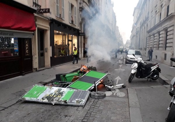 В Париже "желтые жилеты" атаковали офис спикера правительства и сожгли плавучий ресторан