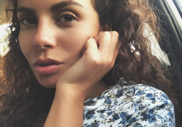 "Девушка — космос": Настя Каменских покрасовалась в коротком платье на "Острове Женщин"