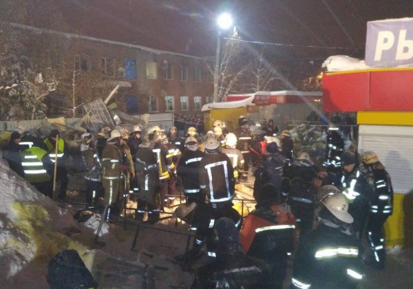 В Харькове упала крыша торгового павильона, есть пострадавшие