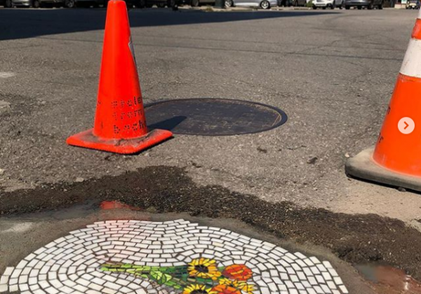 В США художник закрывает ямы на дорогах удивительной мозаикой