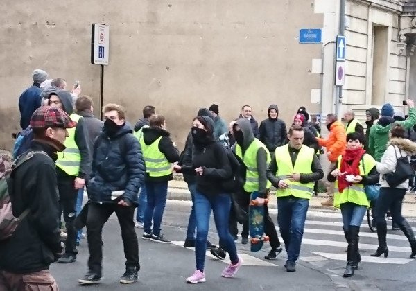 Слезоточивый газ и водяные пушки: во Франции "желтые жилеты" устроили новые беспорядки