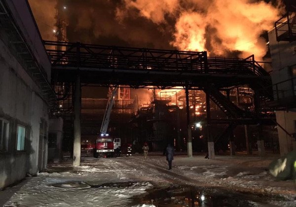 Пожар и взрывы: на Прикарпатье произошло крупное ЧП на нефтехимическом заводе