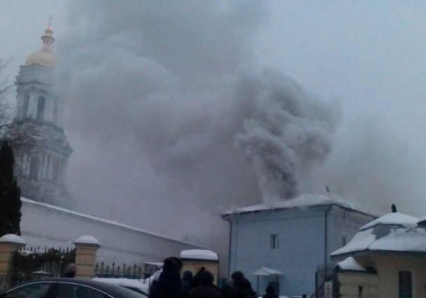 В Киево-Печерской лавре начался пожар. Первые подробности, опубликовано фото и видео