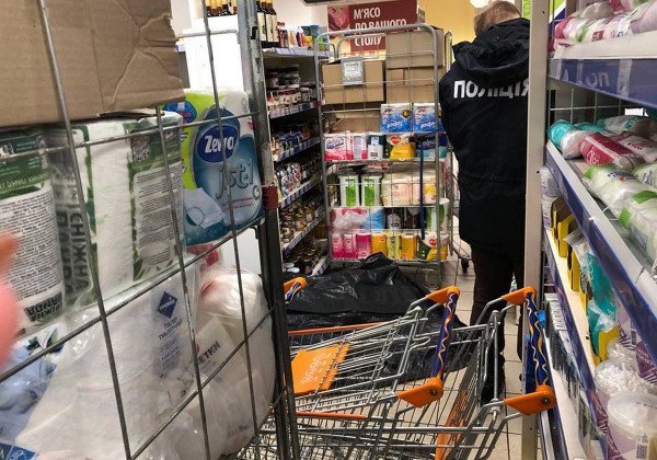 "Упал, начал трястись": СМИ рассказали о смерти мужчины в киевском супермаркете