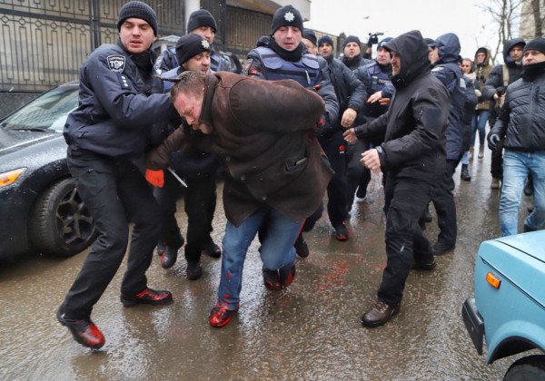 "Кровь" и файеры: в Одессе у консульства РФ произошли столкновения полиции с митингующими