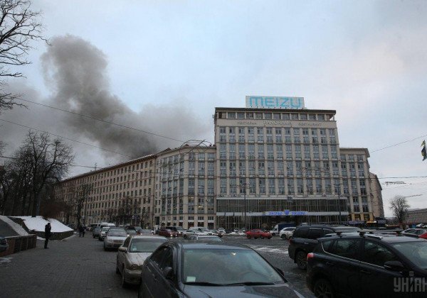 На Крещатике запылало заброшенное здание: опубликовано фото, видео