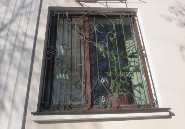 В Херсоне во время пресс-конференции устроили стрельбу и распылили слезоточивый газ