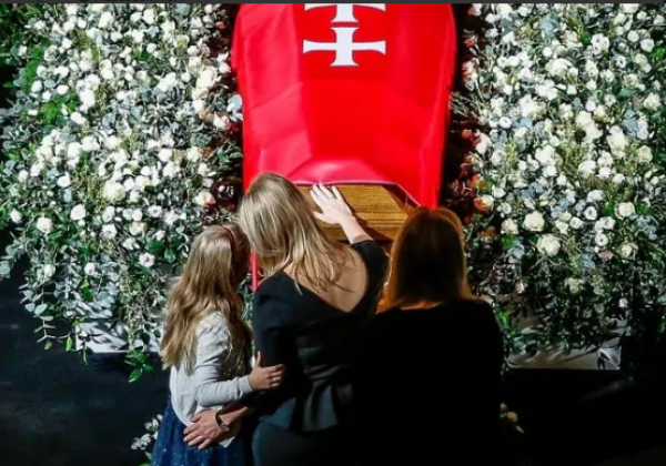 В Польше тысячи людей вышли попрощаться с мэром Гданська: опубликованы фото