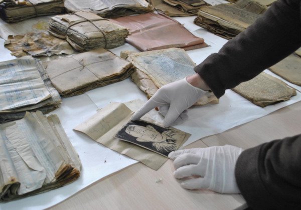 На Прикарпатье откопали бидон с документами и шаржем на Шухевича