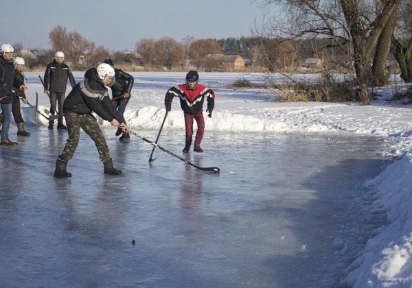 "На коньки денег не хватило?": в Сети затроллили Порошенко, "осчастливившего" сельских детей
