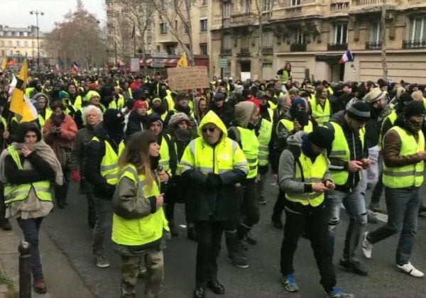 Новые беспорядки во Франции: полиция ударила из водометов по "желтым жилетам"