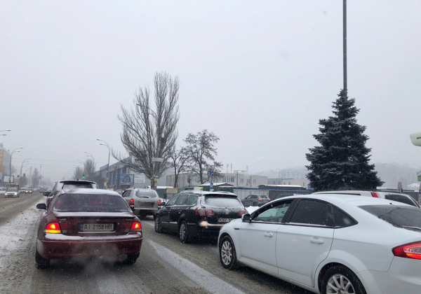 Снегопад в Киеве: город встал в 9-балльных пробках