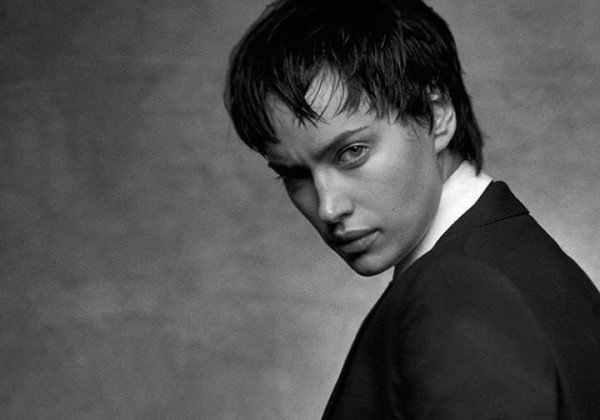 С новой стрижкой в необычном образе: Ирина Шейк снялась в новой фотосессии