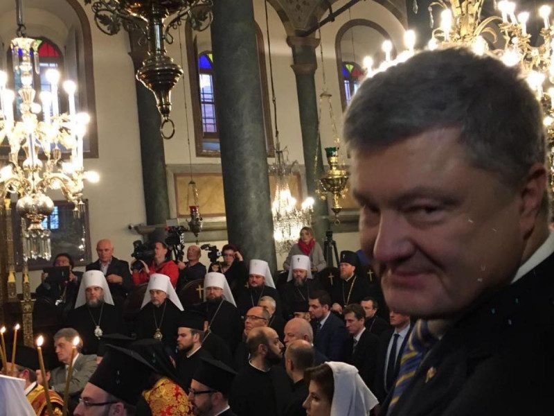 СМИ показали фото гигантской очереди из желающих посмотреть на томос