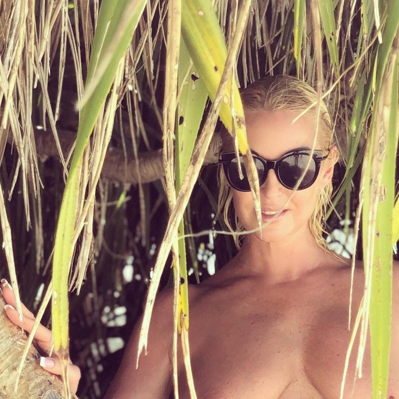 "Фотошоп голимый": Волочкову разнесли за неумелую попытку удлинить ноги