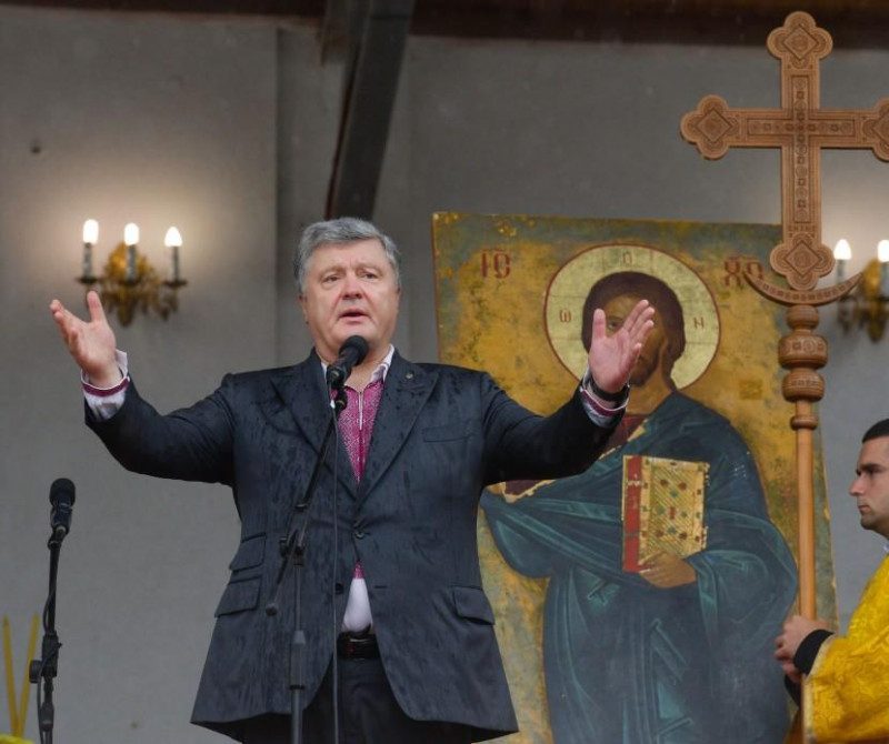 "Порошенко открыто обращается к украинцам как к быдлу": соцсети - о выдаче 2400 грн пенсионерам