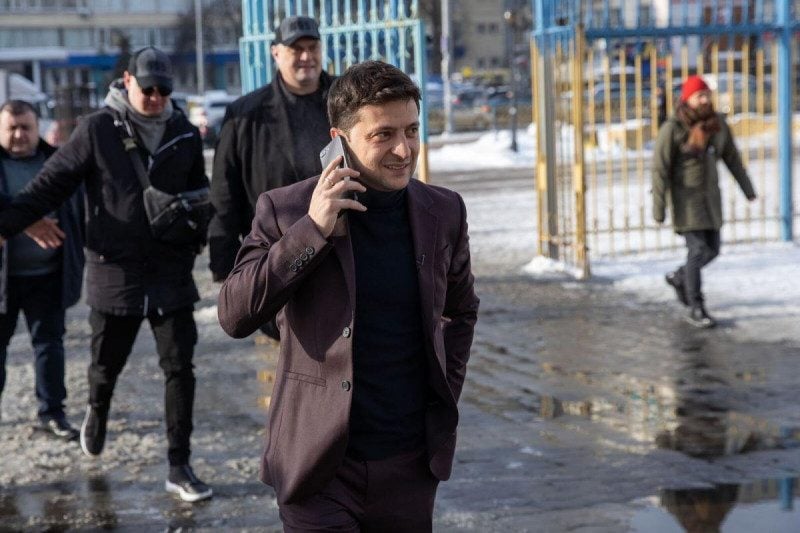 В штабе Зеленского прокомментировали "зашквар" Порошенко с шапкой